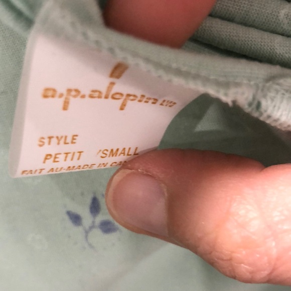 Women’s Short Sleeve Bathrobe(Missing belt) - Picture 6 of 6